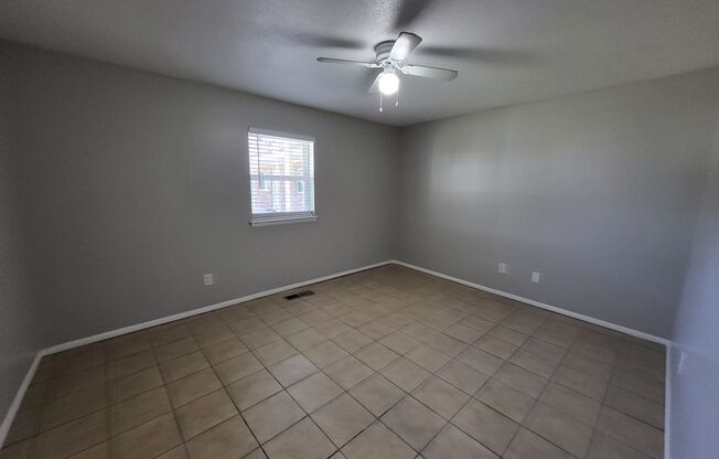 2 beds, 1 bath, $1,100, Unit 4