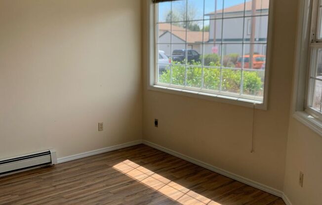 2 Bedroom Condo with Washer/Dryer in Home
