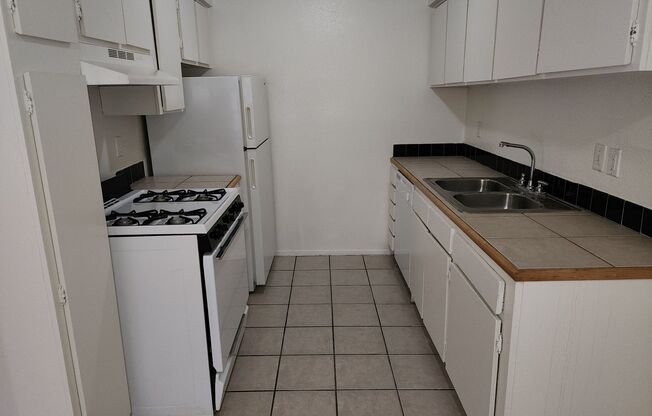 2 beds, 1 bath, 900 sqft, $1,299, Unit LAW15-113