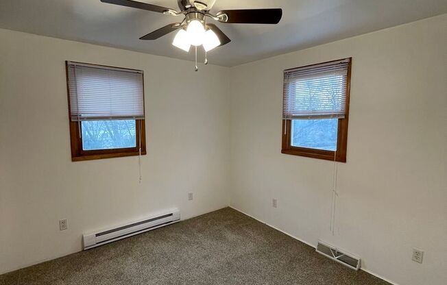 2 beds, 1 bath, $1,000, Unit Unit 1