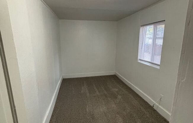 2 beds, 1 bath, $1,000, Unit PM-260-3 Unit 3