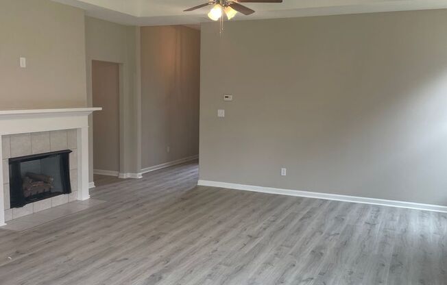 4 BR/3 BA in Central Park area of Southaven- Like new and AVAILABLE NOW!!!!!