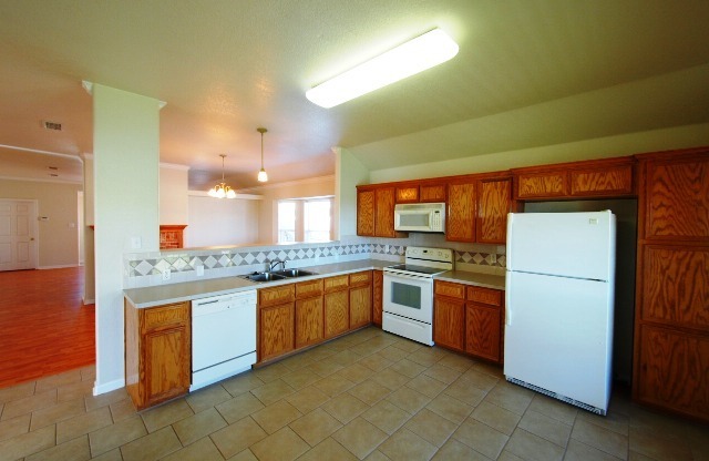 3 beds, 2 baths, $1,400