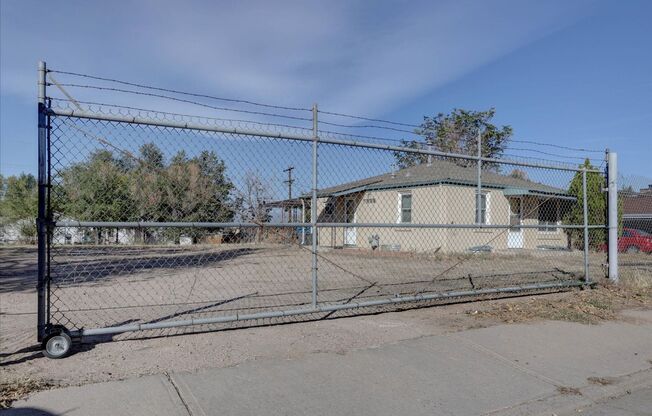 Cute 2bed/1bath with Huge Yard in Commerce City!