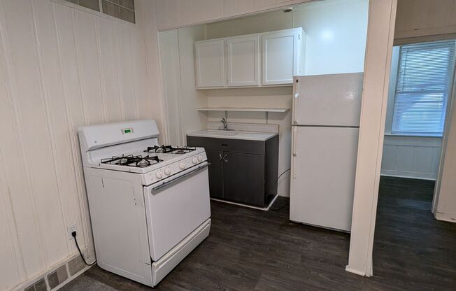 Studio, 1 bath, $500, Unit 4