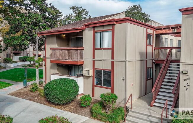 2nd Floor 3 bed/2 bath Condo!