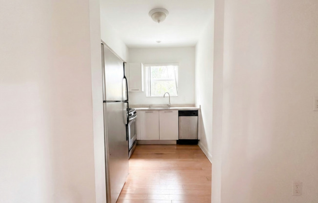 2 beds, 1 bath, 700 sqft, $2,200, Unit 106