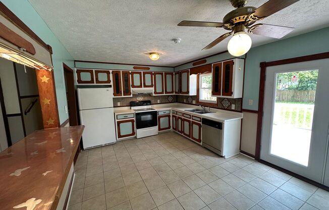 3 beds, 2 baths, $1,300