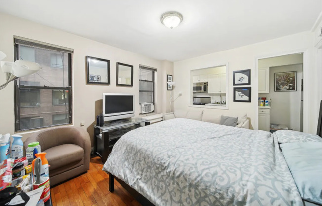 142 E 49 ST
