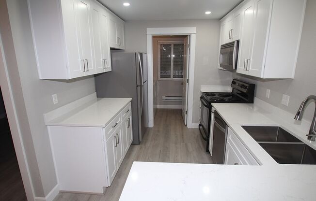 REMODELED KIRKLAND 2 BED CONDO FOR RENT W POOL; AVAILABLE NOW!