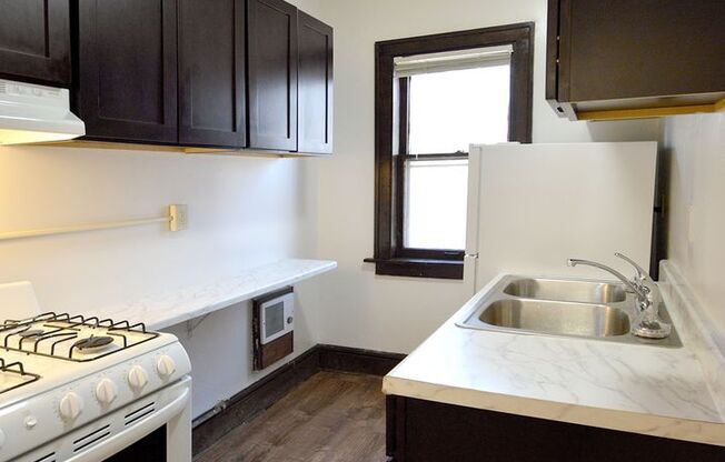 1 bed, 1 bath, 410 sqft, $910, Unit 13 - 25
