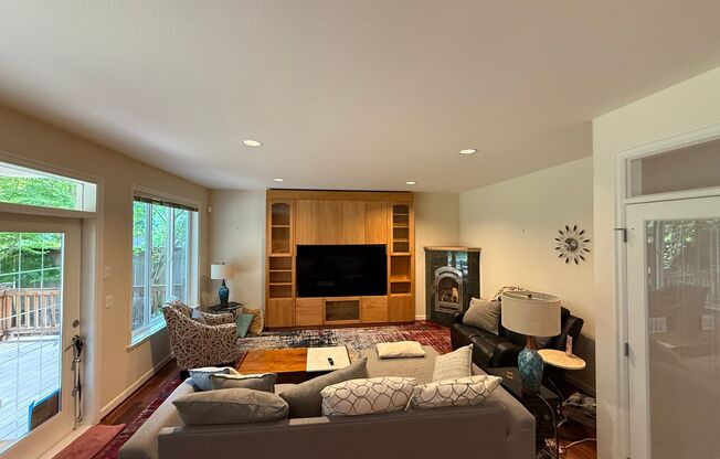 Beautiful Upscale Large High End Home in Kirkland!