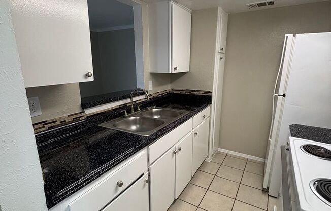 1 bed, 1 bath, 600 sqft, $1,150, Unit 1-204