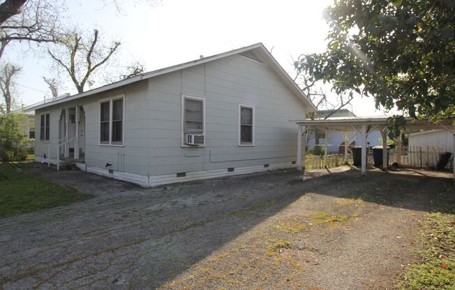 Cottage Style 1/1 Duplex Near Downtown New Braunfels / Interior Washer & Dryer Connections / NBISD