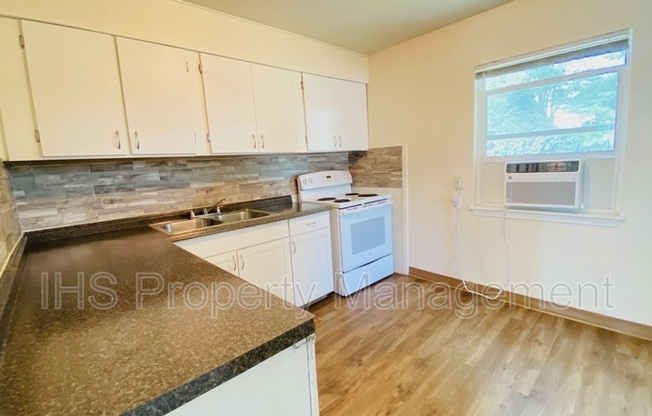 223 E 15 AVE