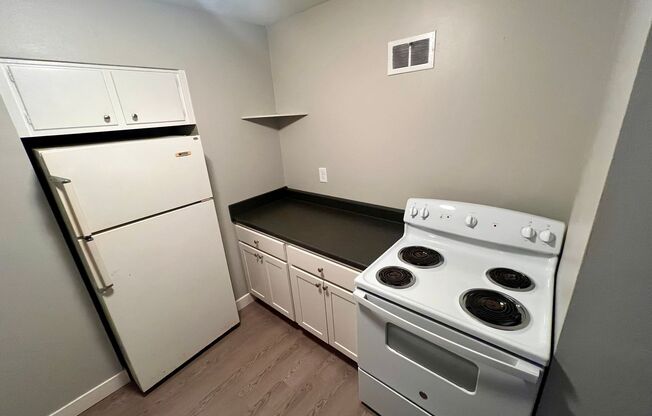 2 beds, 1 bath, $990, Unit 03