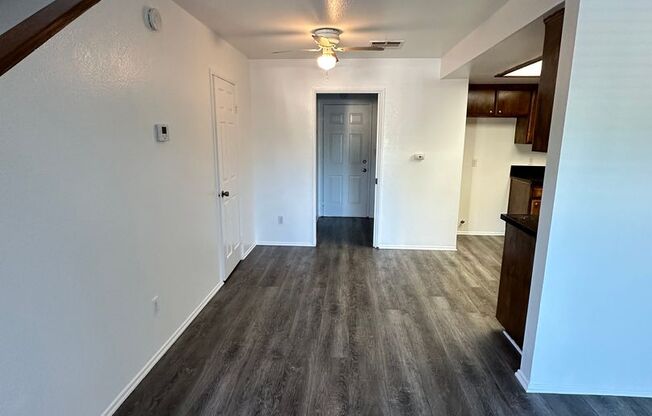 Gorgeous, spacious townhouse in West Lancaster! MOVE IN READY