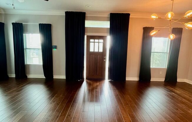 3/2 Single Story Conveniently Located to Downtown & the Pearl ~ Move in Ready!