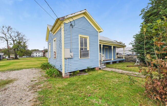 2 Bedroom 1 bathroom house AVAILABLE NOW!