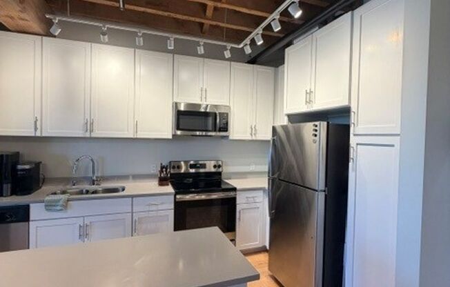 2 beds, 1 bath, 933 sqft, $2,350, Unit 404