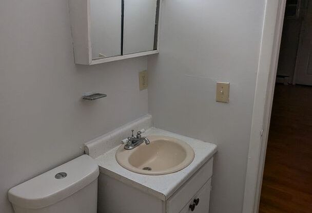 2 beds, 1 bath, $800, Unit Unit G