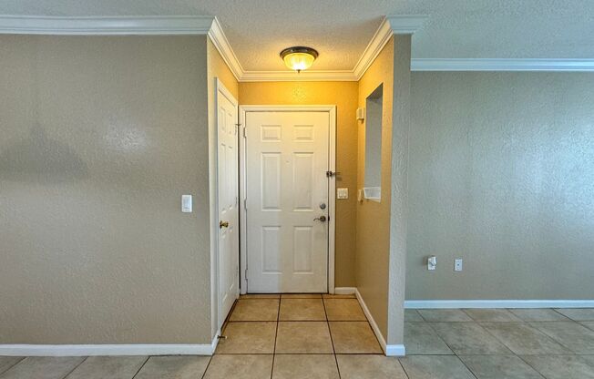 Beautiful 1st floor condo available now! NOW OFFERING A MOVE IN SPECIAL!!