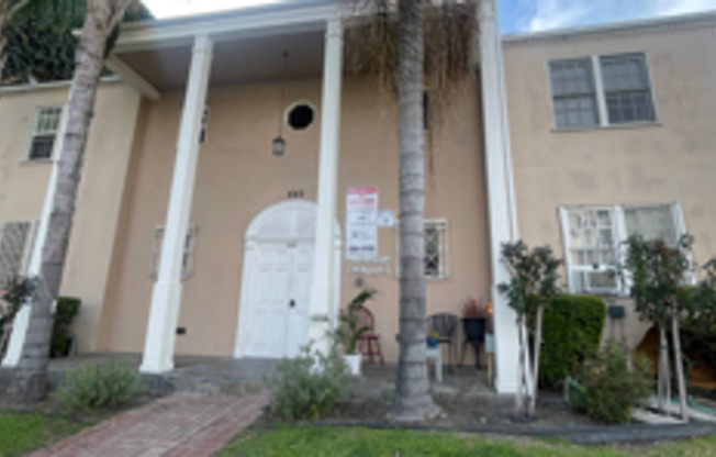 Spacious, move-in-ready studio is just minutes away from all the best that LA has to offer