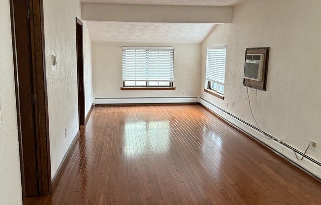 2 beds, 1 bath, $2,650, Unit 4