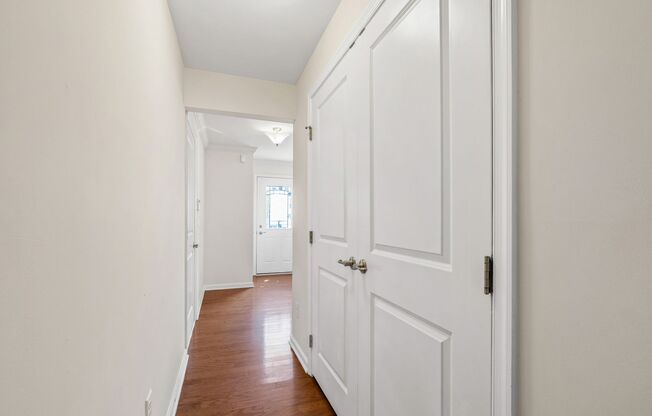 Beautifully Maintained 4BR/3.5BA End-Unit Townhome in Twin Lakes