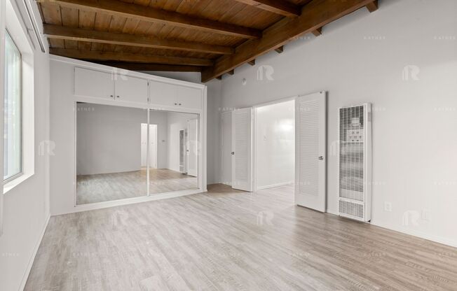 (Anna) 6725 Laurel Canyon Blvd
