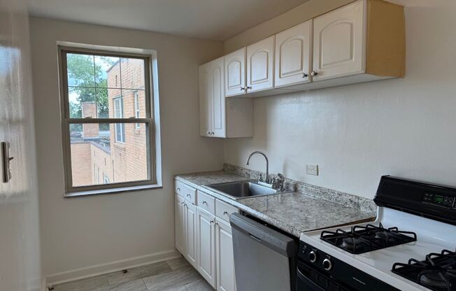 3 beds, 1 bath, 800 sqft, $2,075, Unit 410C