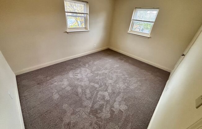 2 beds, 1 bath, $1,100, Unit 0043BTH
