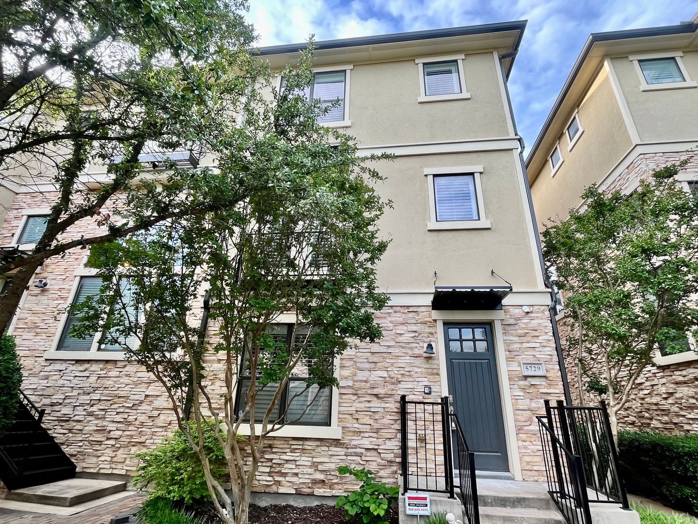 Charming 3-Bedroom Home, Walk to Shops & Entertainment in Prime Plano Location!
