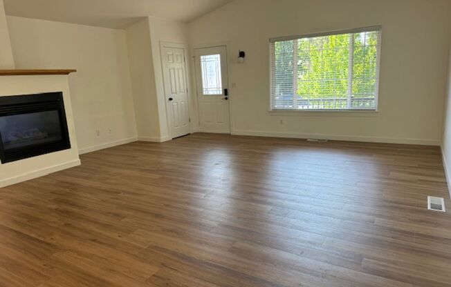 MOVE IN SPECIAL $500 OFF FIRST MONTHS RENT / Remodeled Home close to Mt View High School