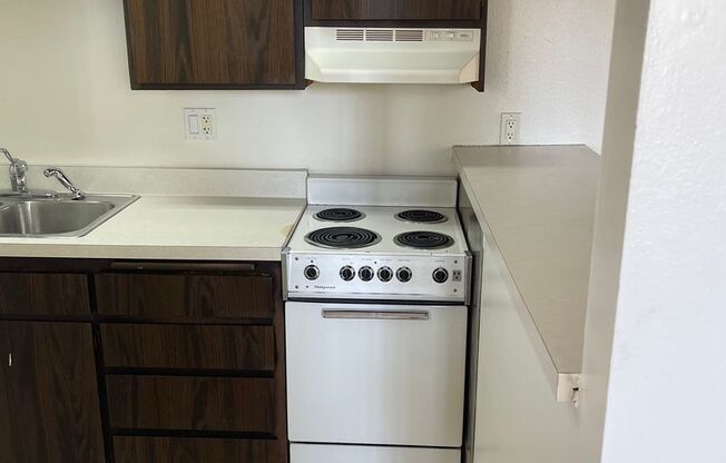 Studio, 1 bath, $950, Unit 15