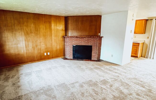 3 beds, 1 bath, $1,895, Unit 1085