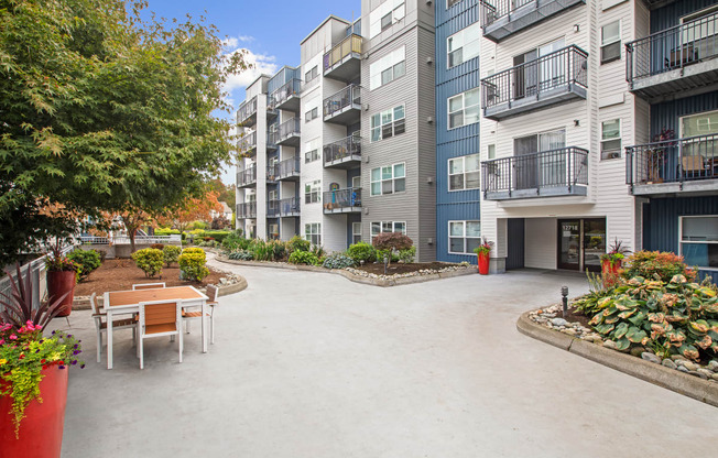 the preserve at ballantyne commons community courtyard