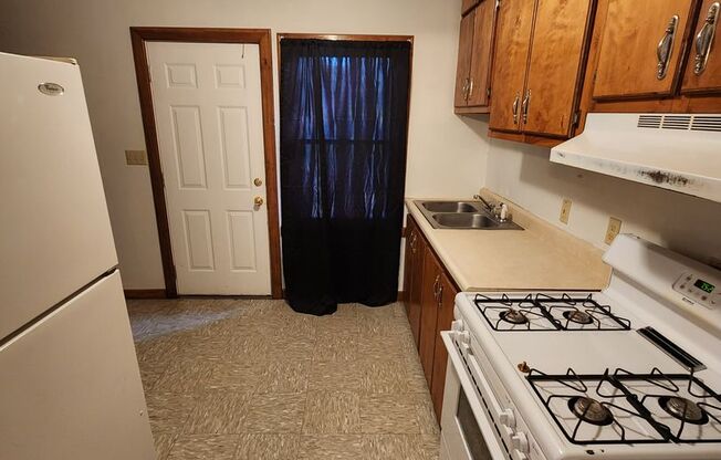 2 beds, 1 bath, $795