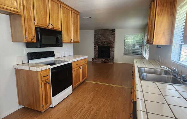 Wonderful 3 Bedroom Home in Elk Grove