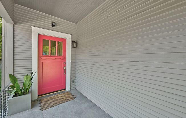 Gorgeous Renovated Hyde Park Home offering the perfect Work/Life Balance