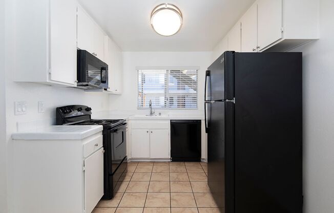 *OPEN HOUSE: 5/16 4:30-6:30PM* Spacious 2 BR in El Cajon with AC and Parking!