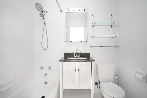 Studio, 1 bath, 579 sqft, $3,500, Unit 8U