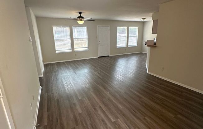 READY TO MOVE IN SPECIAL $1000.00 OFF 1ST FULL RENT!! Mary's Creek Estates Home Split floor plan, close to shopping and schools