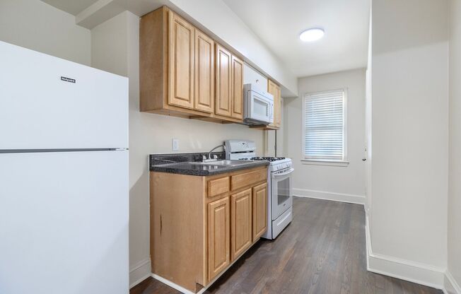 3 beds, 1 bath, $3,400, Unit 2