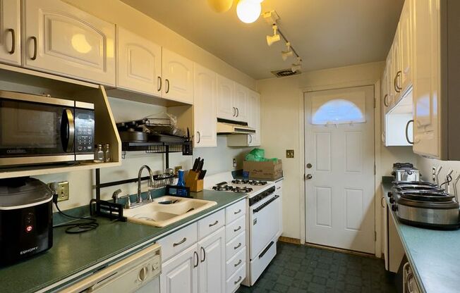 Charming 3 Bedroom/ 1.5 Bathroom Townhome in Frankford, MD!