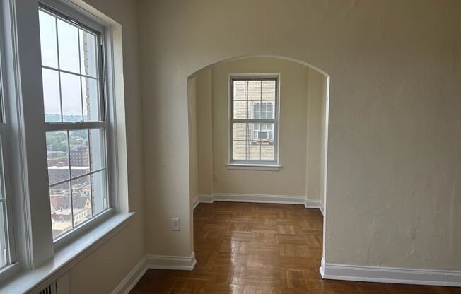 Studio, 1 bath, 413 sqft, $1,425, Unit Royal York 1015