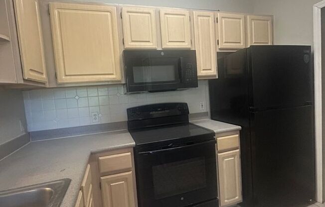 RIVERVIEW: Allegro Palms Community - Ground Floor 2B/1B  NO PETS