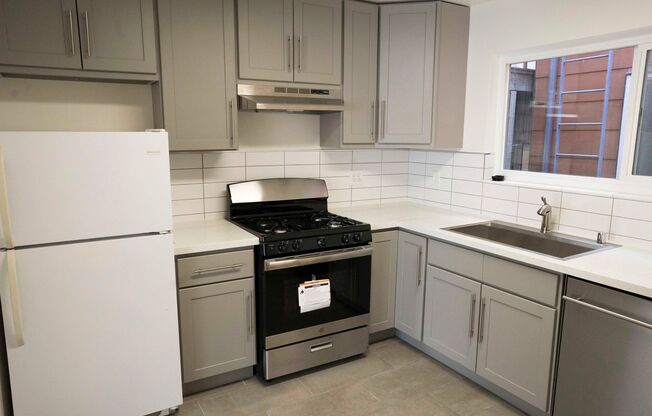 Mid-floor Flat in a duplex located in the Inner Richmond / Laurel Heights.