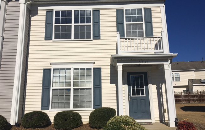 North Raleigh Location! End-Unit Townhouse! Gas Fireplace! Fenced-in Patio!