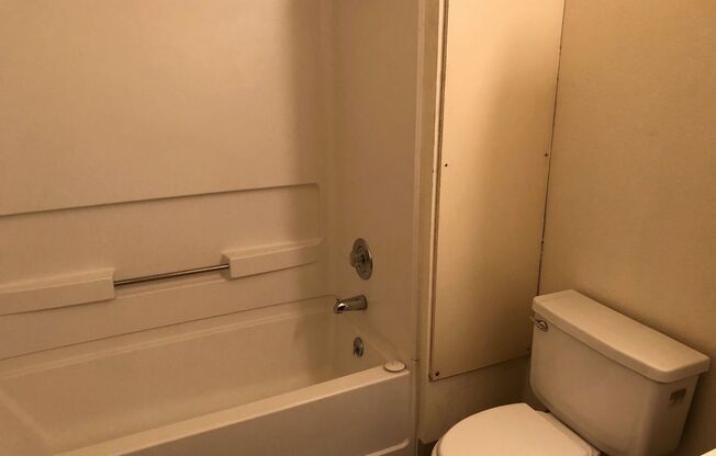 Studio, 1 bath, 475 sqft, $1,400, Unit 301